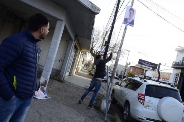 Ciudad de Neuquén: Denuncian golpes y amenazas a empleados municipales por retirar cartelería política