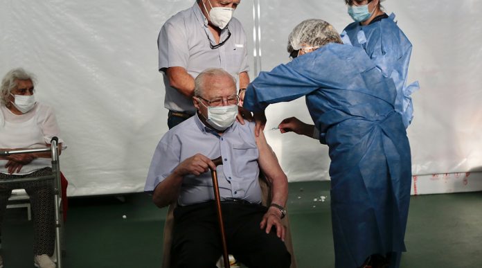 Neuquén comenzó a vacunar a los mayores de 90 años