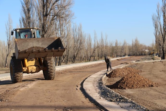Comenzó la obra de pavimentación del Paseo Costero sobre el río Limay en el oeste de la ciudad