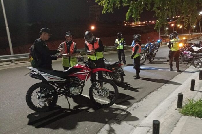 Inspectores evitaron que motociclistas corrieran picadas y fueron agredidos