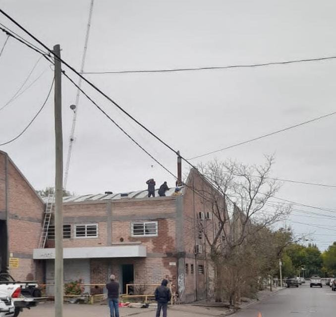 La Municipalidad derribó la antena que corría riesgo de derrumbe sobre el techo del galpón incendiado